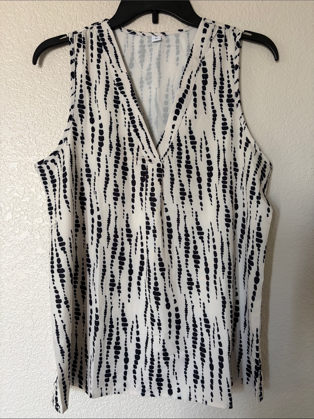 Women's Sleeveless V-Neck Black & White Patterned Top